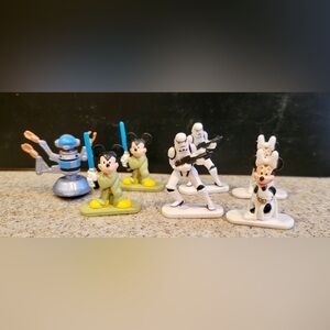 Disney Star Wars Park Mini Figures. Seven sold together.